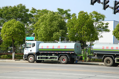 清洗吸污车与扫路车 城市清洁的双重保障