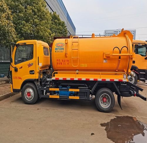 多功能吸污车 现代化垃圾处理的高效解决方案